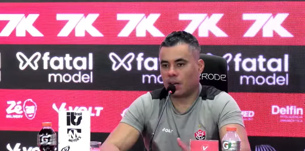Jair Ventura em coletiva pós-jogo com microfones à frente