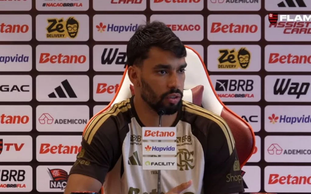 Lucas Paquetá durante entrevista no CT Ninho do Urubu com roupa de treino do Flamengo