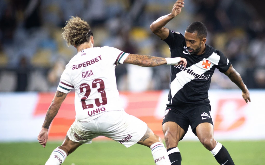 Paulo Henrique disputando lance pelo Vasco no Maracanã