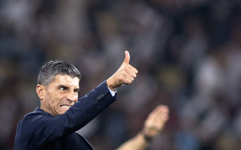 Pedro Emanuel, técnico do Vasco, gesticulando durante o clássico no Maracanã