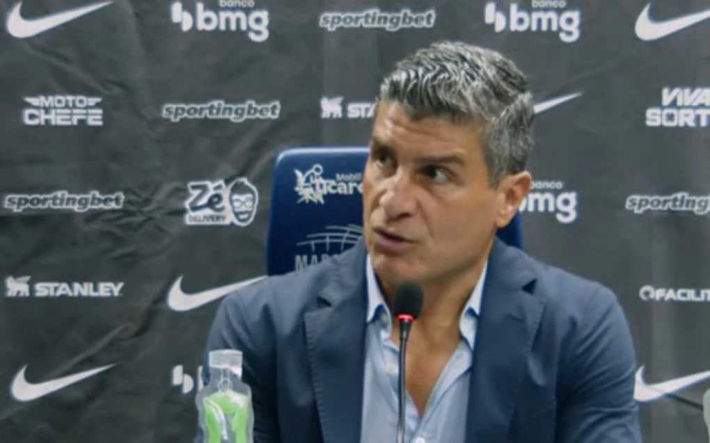 Pedro Emanuel em coletiva vestindo agasalho do Vasco, expressão séria