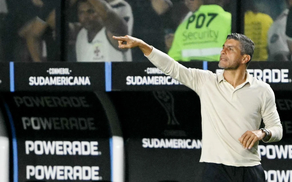 Jogadores do Vasco em ação contra o Olimpia no gramado de São Januário