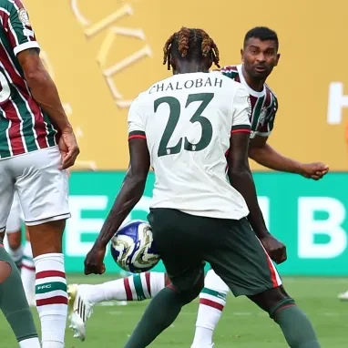Jogadores disputam lance polêmico entre Chelsea e Fluminense no Mundial de Clubes 2025