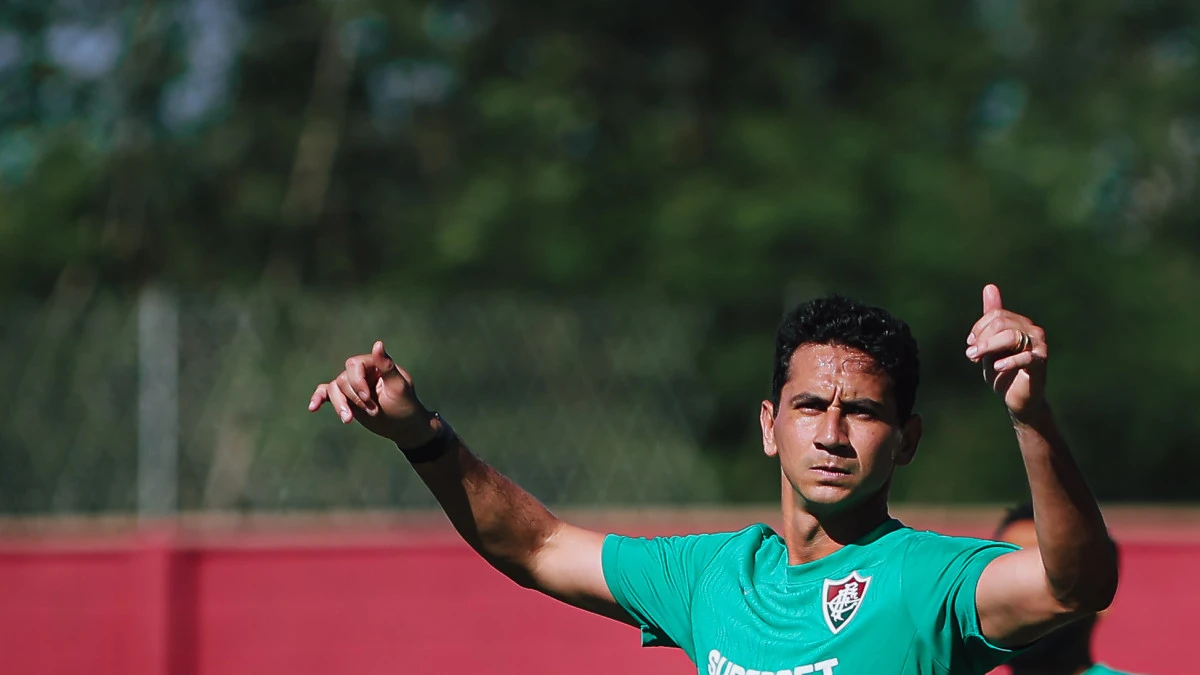 Paulo Henrique Ganso com a camisa do Fluminense durante treino
