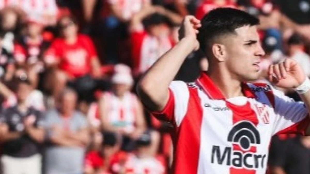 Jogador do Instituto Córdoba em ação durante partida, com a bola próxima aos pés