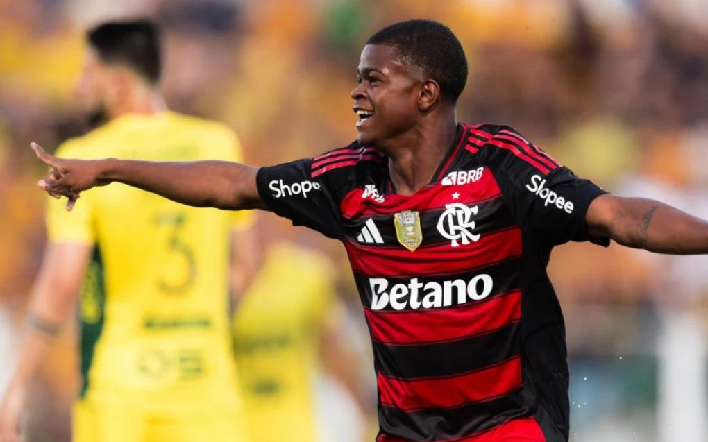 Douglas Telles comemorando gol pelo Flamengo no empate 3 a 3 com Mirassol