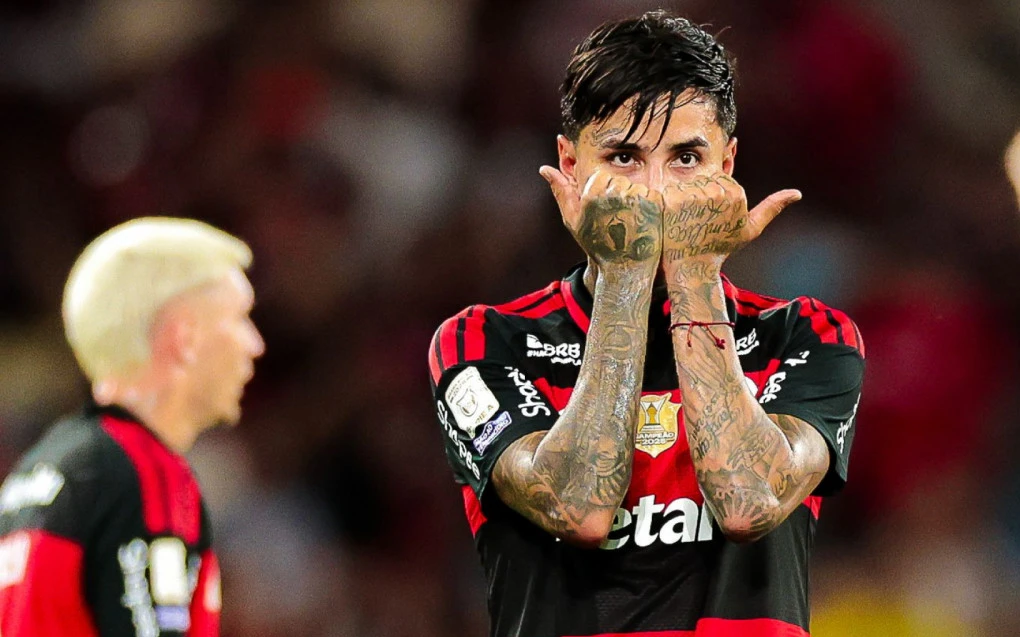 Pulgar comemorando gol com a camisa do Flamengo