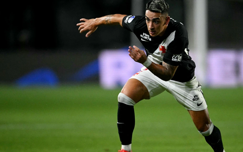 Puma Rodríguez, atacante do Vasco, em lance de jogo contra o Olimpia