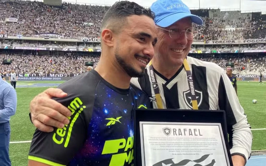 Rafael ao lado de John Textor em evento institucional, foto em plano médio