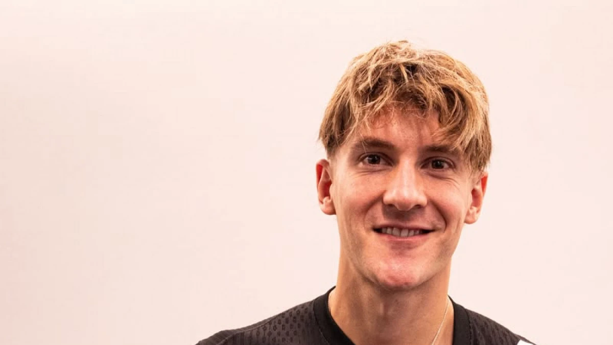 Facundo Colidio chegando ao Rio e sorrindo com a camisa do Vasco