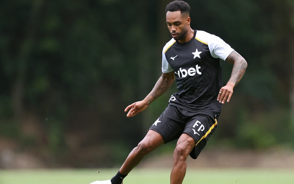 Danilo Pereira durante treino com o elenco do Botafogo no gramado do Nilton Santos