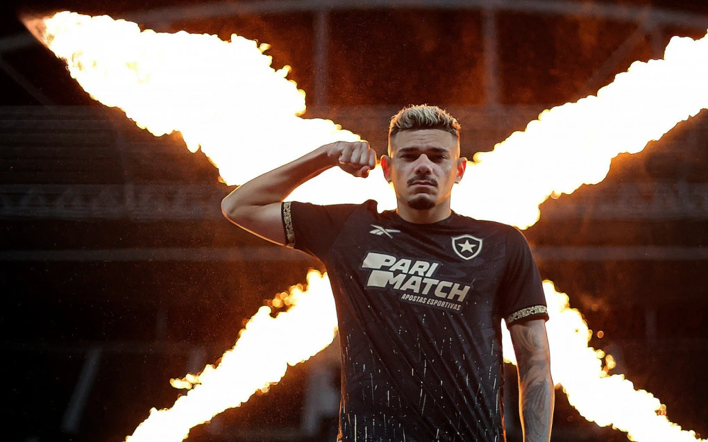 Tiquinho Soares volta ao Botafogo e gera divisão entre torcedores nas redes
