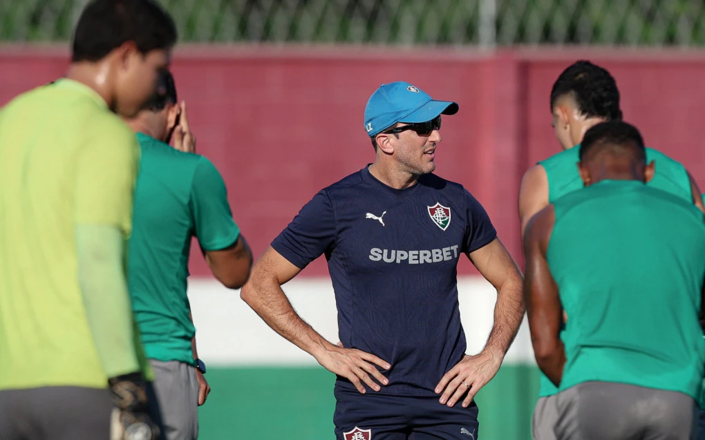 Zubeldía em treino do Fluminense no CT Carlos Castilho observando o campo