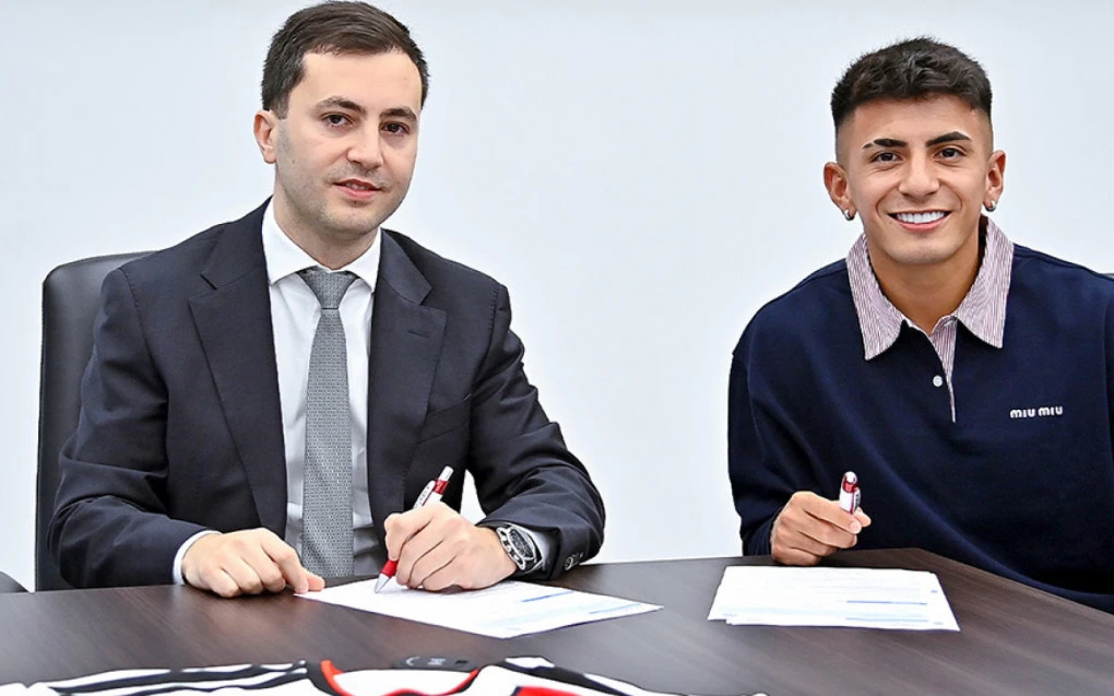 Thiago Almada em apresentação com a camisa do River Plate