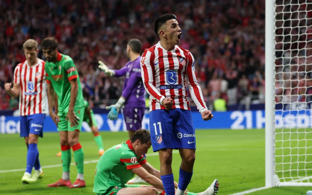Thiago Almada em ação pelo Atlético de Madrid durante partida, correndo com a bola