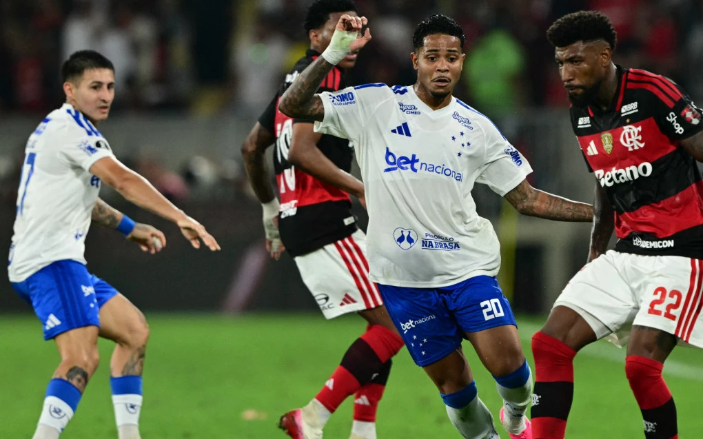 Emerson Royal jogando com a camisa do Flamengo no Maracanã