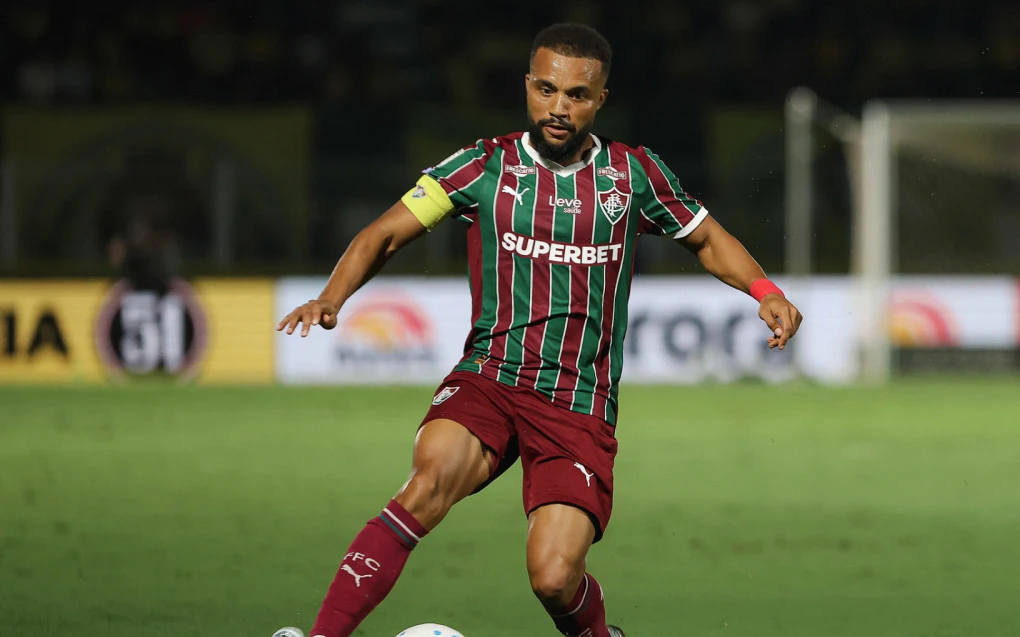 Samuel Xavier não precisará de cirurgia após luxação no ombro, diz Fluminense