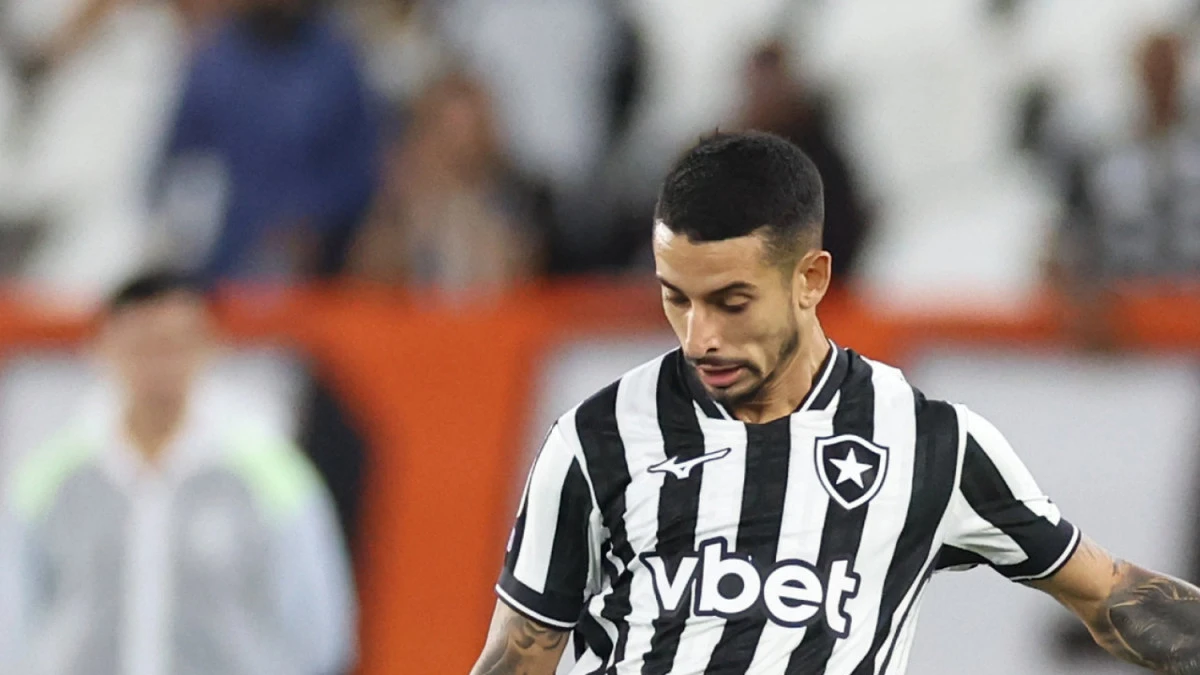 Santi Rodríguez comemorando gol com a camisa do Botafogo no Estádio Nilton Santos