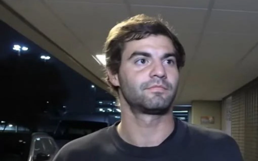 Santiago Sosa desembarcando no Rio, olhando para frente e aparentemente ansioso