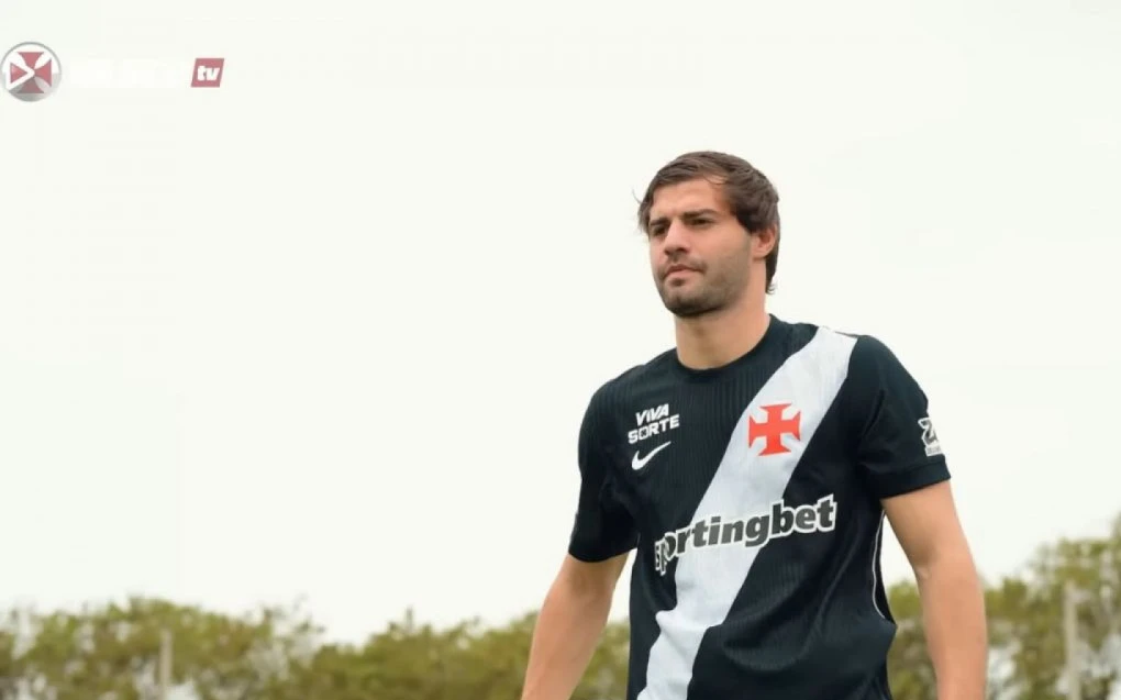 Santiago Sosa treinando no CT Moacyr Barbosa com bola e uniforme do Vasco