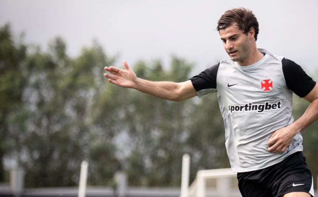Santiago Sosa durante treinamento com a camisa do Vasco no campo