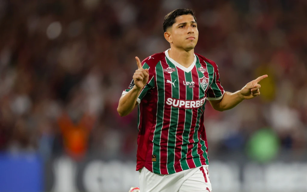 Savarino avalia disputa por posição e elogia momento do Fluminense