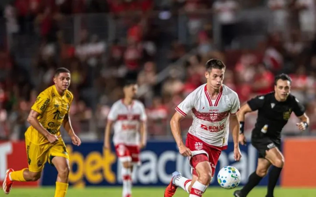 Guilherme Estrella em ação pelo CRB durante partida de 2026
