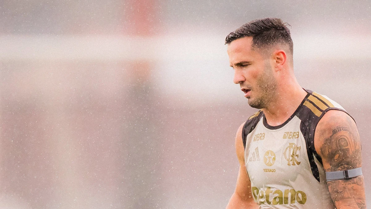 Saúl durante treino do Flamengo, em atividade do elenco no campo