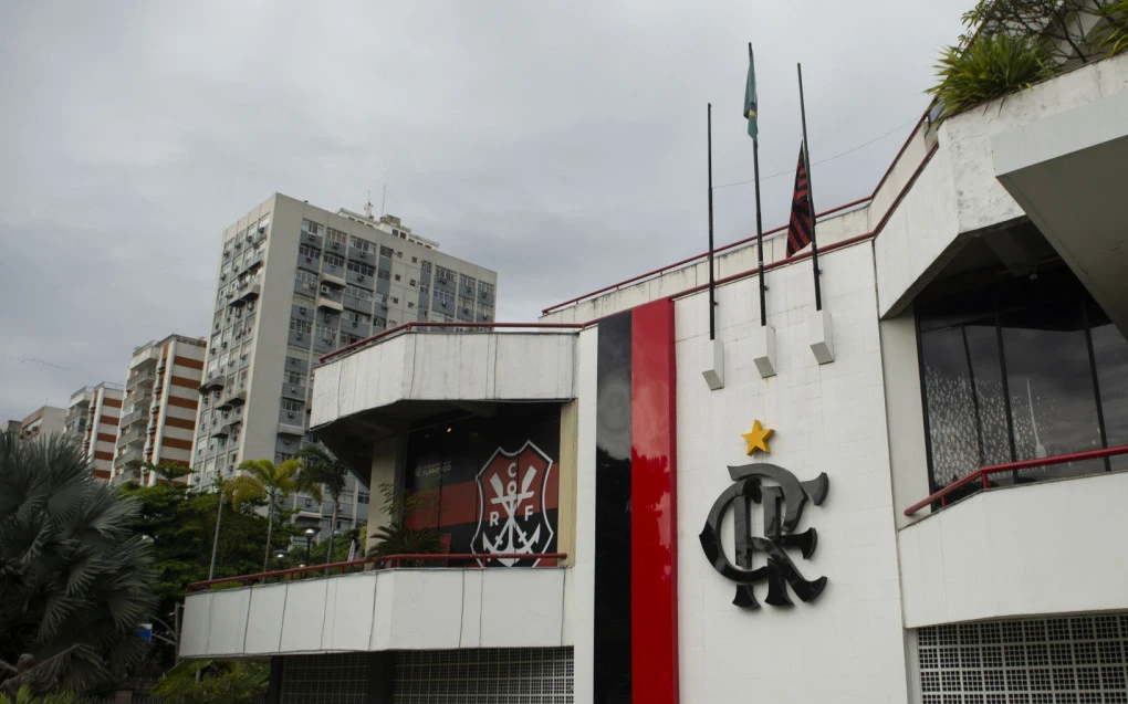 Fachada da sede do Flamengo na Gávea em dia claro