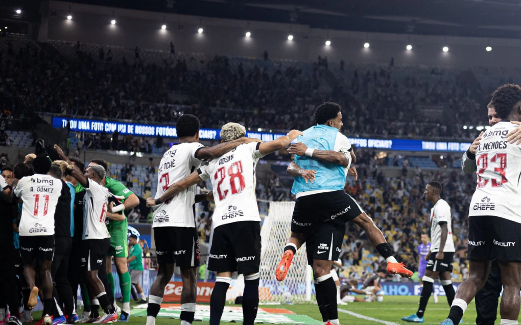Jogadores do Vasco comemorando após vitória por 3 a 1 sobre o Fluminense