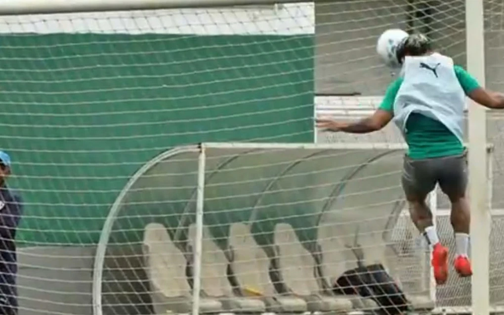 Soteldo subindo para cabeceio em treino do Fluminense após cruzamento
