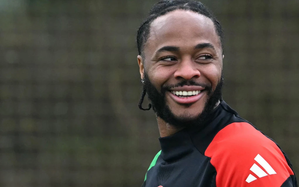 Raheem Sterling durante treino, expressão concentrada e roupa de treino escura