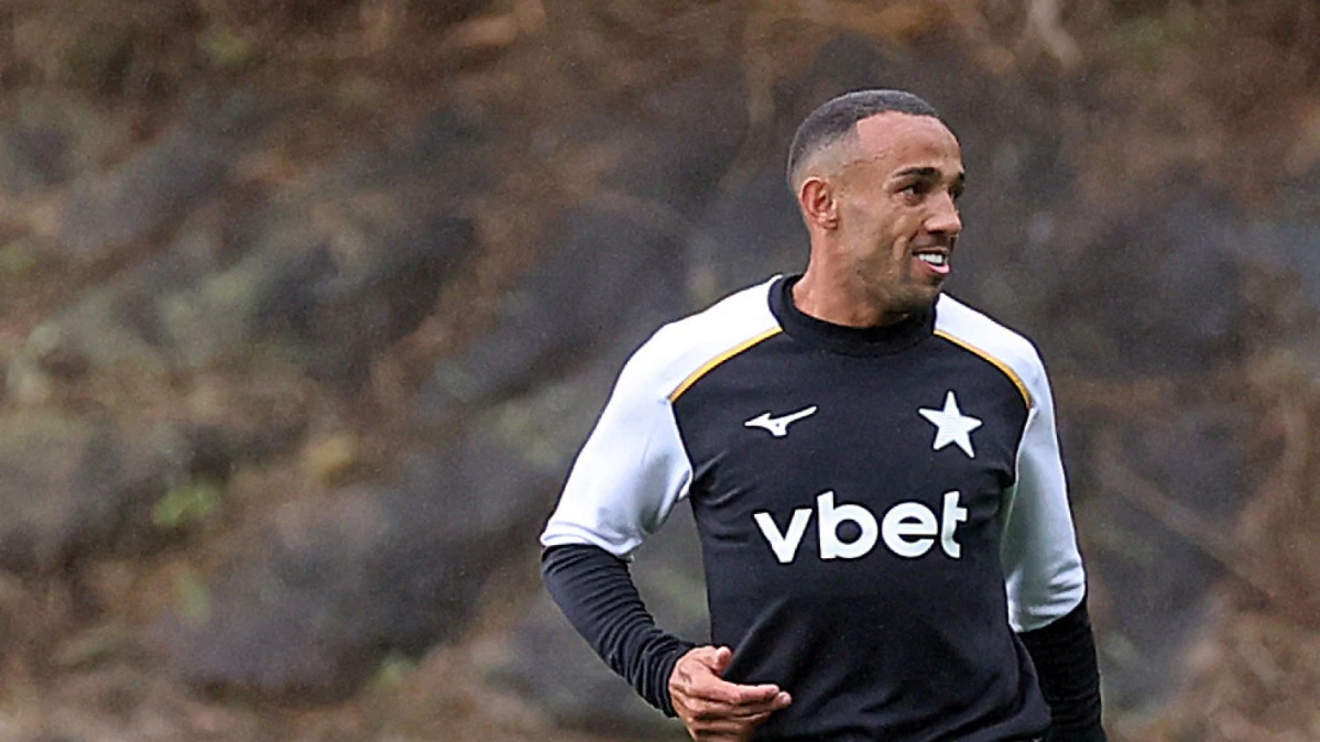 Marçal durante treino com o uniforme do Botafogo