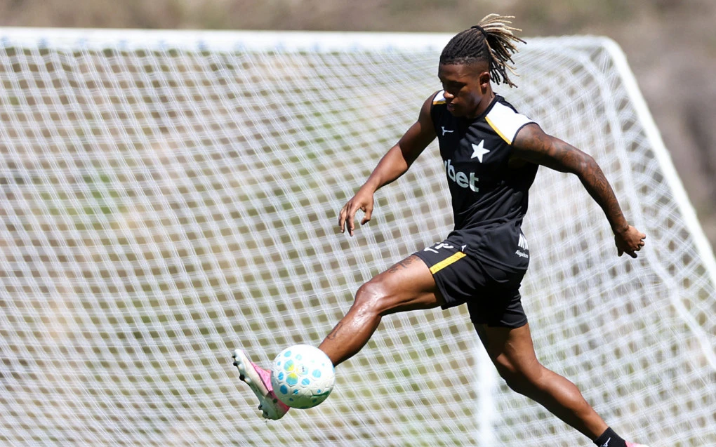 Danilo em treino vestindo colete do Botafogo correndo com bola