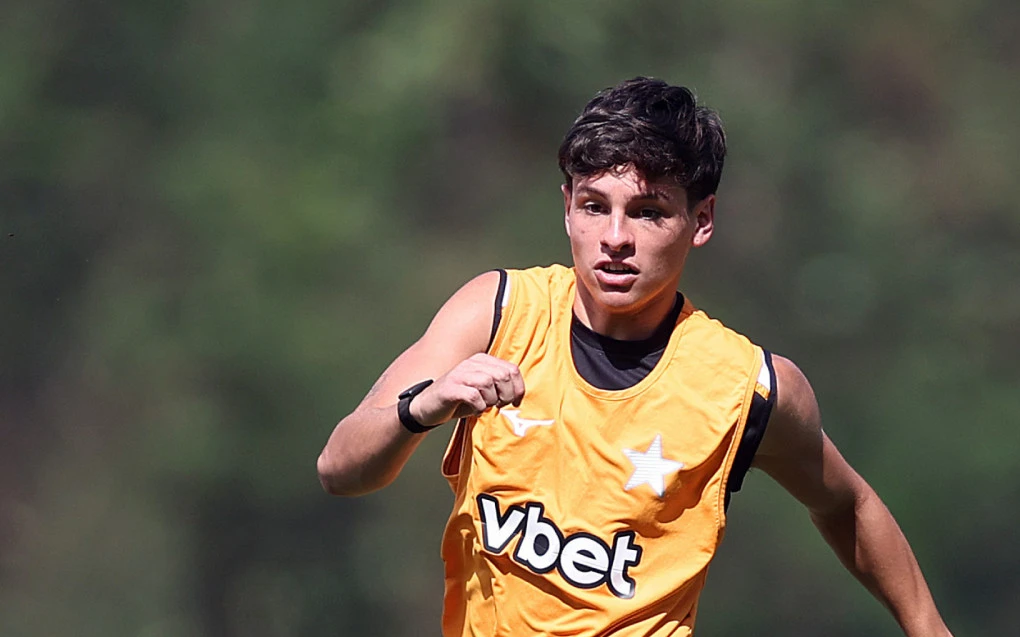 Álvaro Montoro em treino do Botafogo, usando roupa de treino oficial