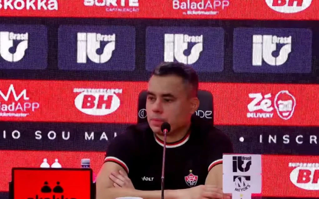 Jair Ventura em entrevista coletiva no estádio do Vitória, gesticulando ao falar