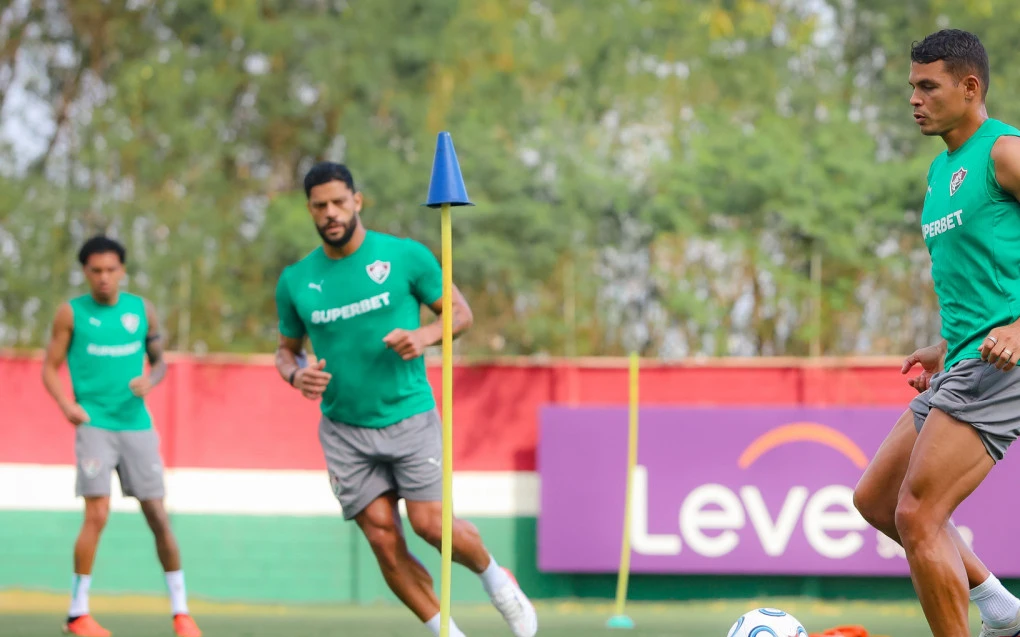 Thiago Silva em treino com companheiros do Fluminense