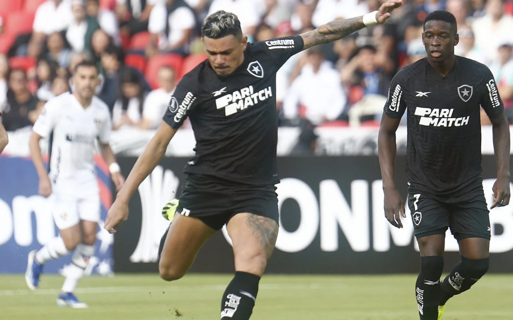 Tiquinho Soares abre caminho para retorno de Luiz Henrique ao Botafogo