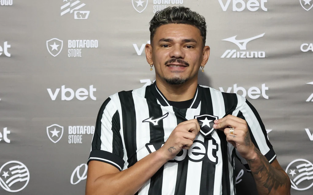 Tiquinho Soares é apresentado no Botafogo e diz estar ‘mais que no início’