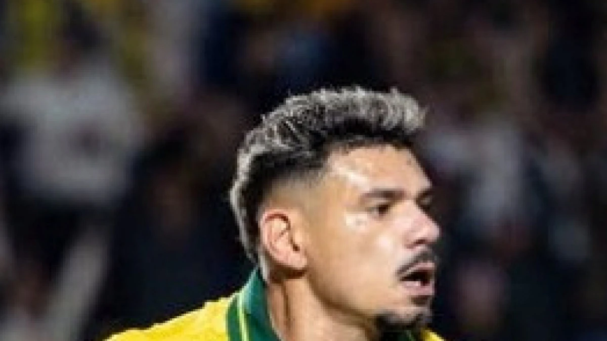 Tiquinho Soares chega ao Rio para assinar retorno ao Botafogo