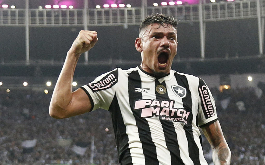 Tiquinho Soares pode ter contrato estendido automaticamente pelo Botafogo até 2027