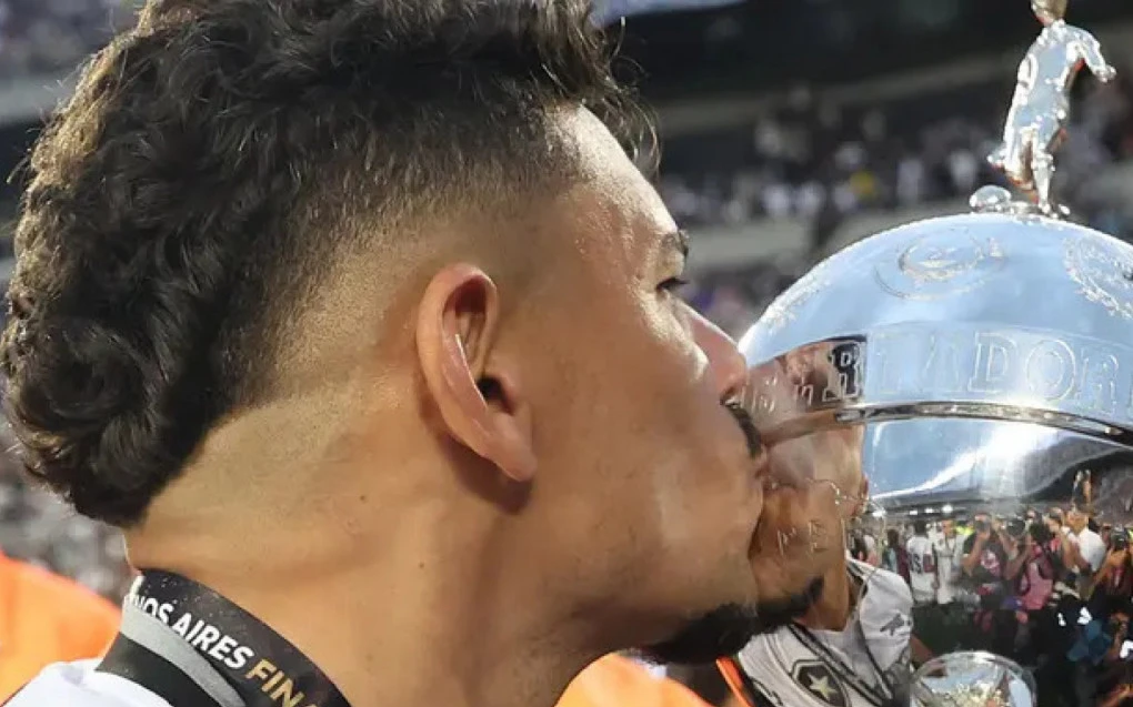 Tiquinho Soares comemorando gol com a camisa do Botafogo no estádio