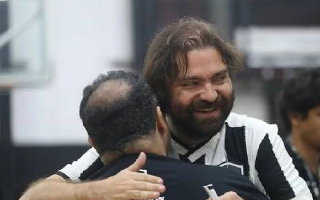 Presidente do Botafogo durante evento oficial, fotografado em close