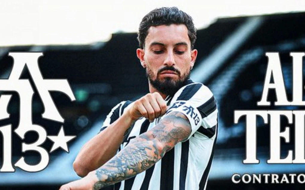 Alex Telles em anúncio oficial de renovação com o Botafogo