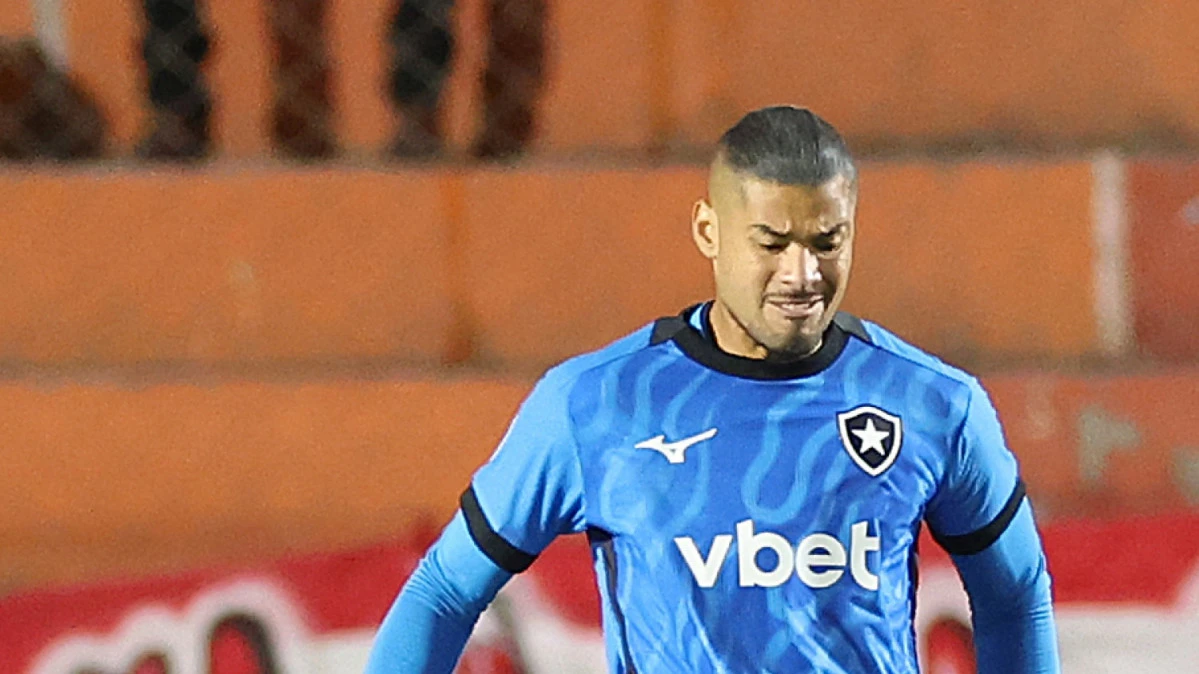 Warleson em ação durante Cienciano x Botafogo no Estadio Inca Garcilaso de la Vega, em Cusco