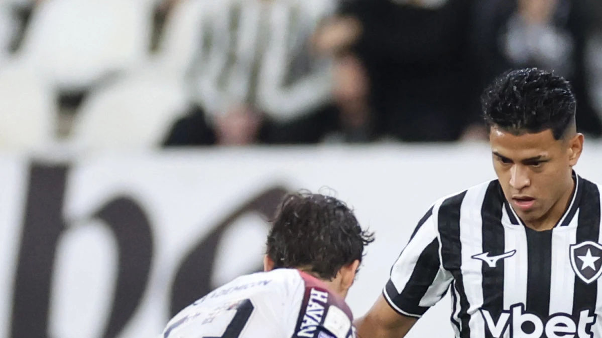 Matheus Martins divide torcida do Botafogo após notícias sobre possível saída