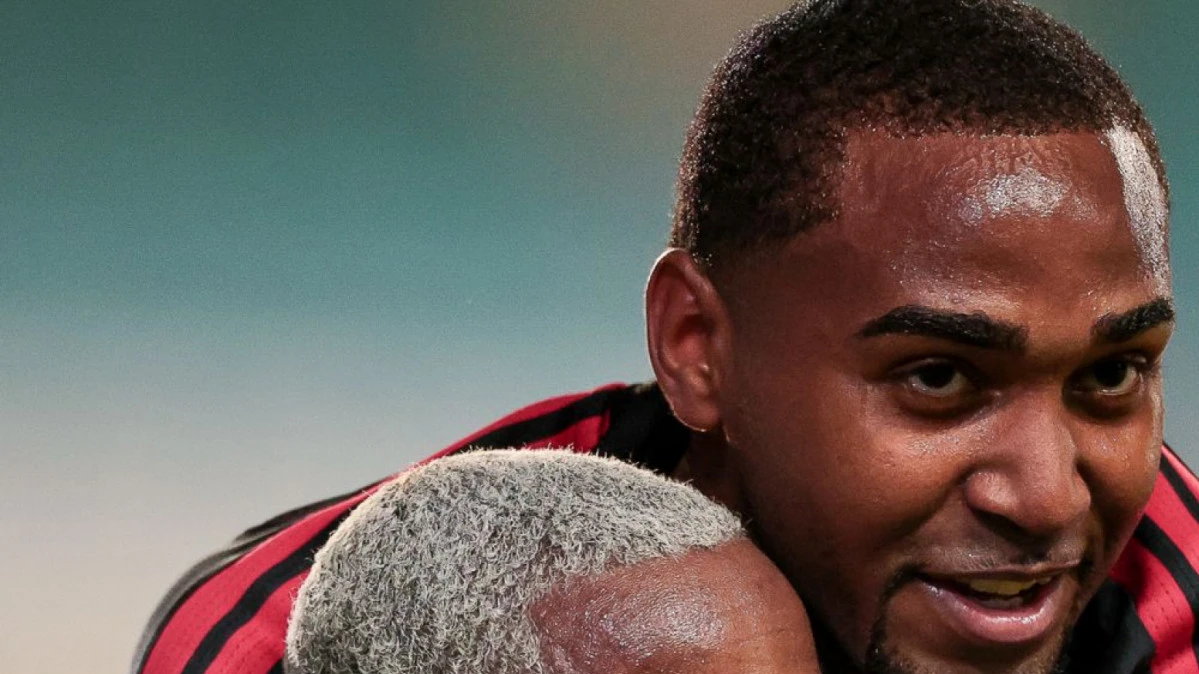 Wallace Yan e Lorran comemoram gol do Flamengo no Maracanã