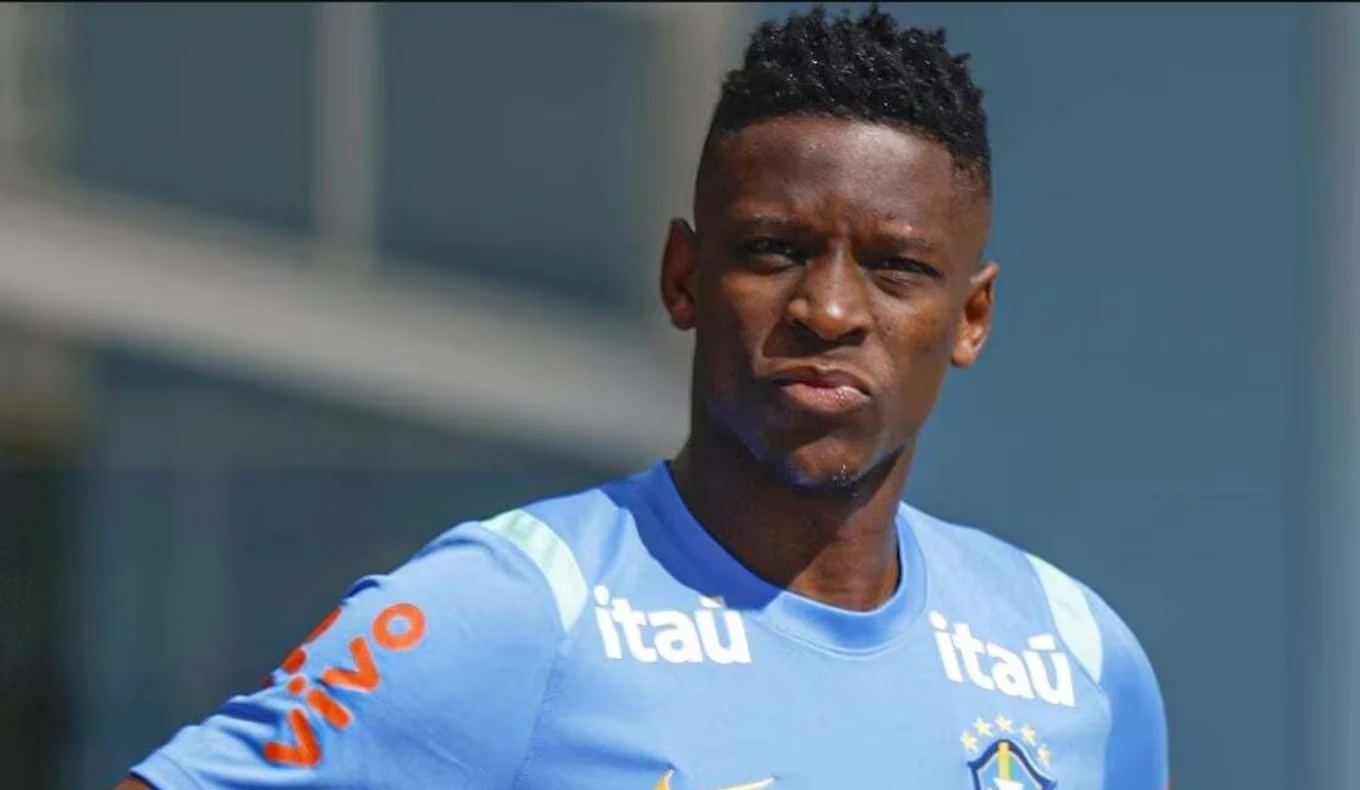 Luiz Henrique em treino usando uniforme do Zenit, correndo com bola