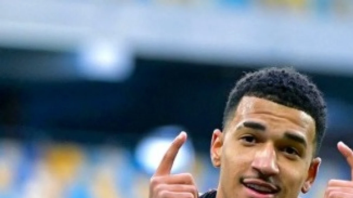 Kauã Elias com a camisa do Shakhtar Donetsk