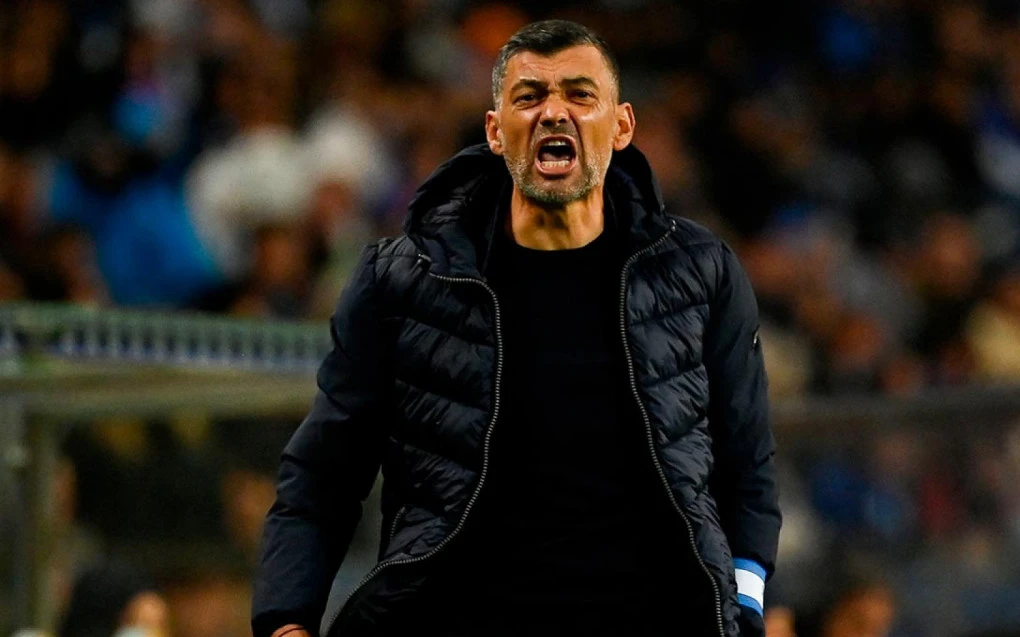 Sérgio Conceição à beira do campo observando a partida